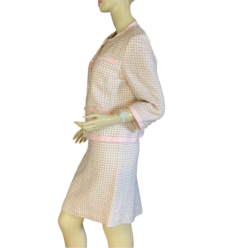 SANDRA PINK & BEIGE TWEED SKIRT SUIT WITH GROSGRAIN RIBBON TRIM (12P) - Picture 6 of 15